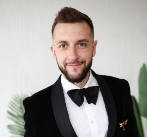 логотип Ведущий Алексей Жилич